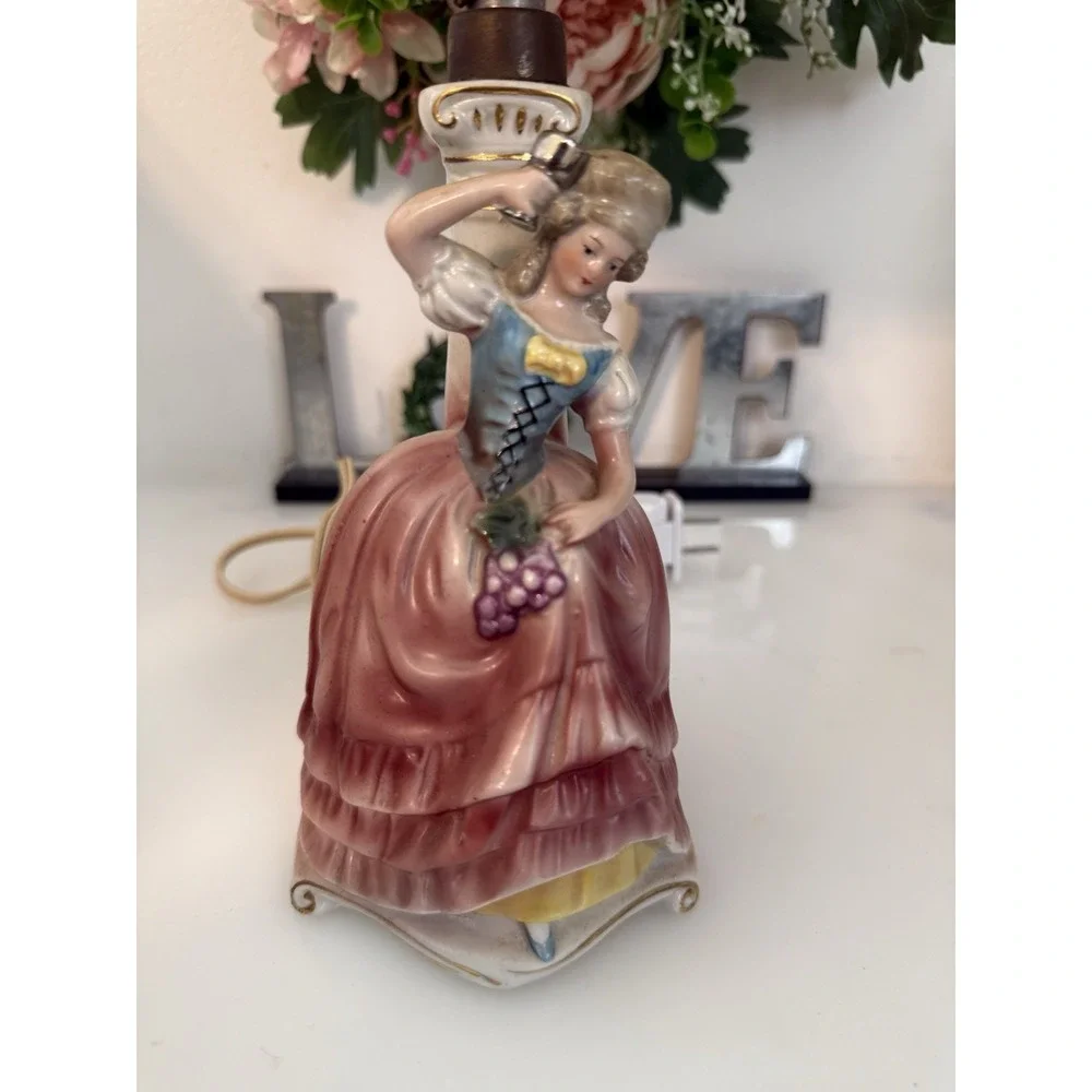 Vintage Victorian Figural Boudoir Lamp 10